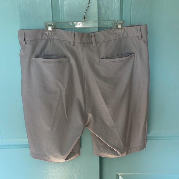 Greg Norman 9in Tech Short in Light Grey - Picture 4 of 7